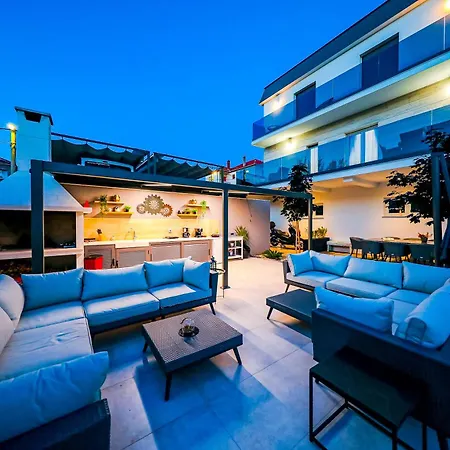 Luxury Experience - With Pool And Parking Garage