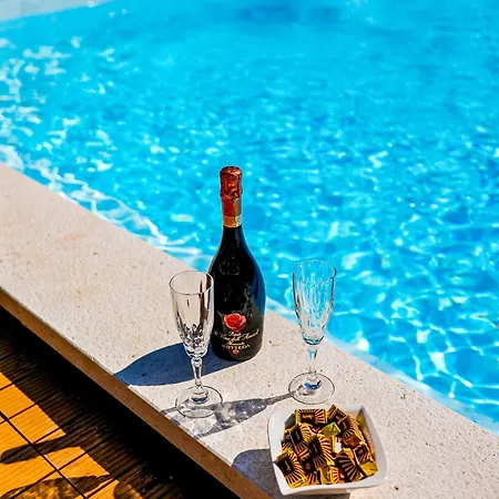 ゲストハウス Luxury Experience - With Pool And Parking Garage 4*