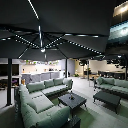 ゲストハウス Luxury Experience - With Pool And Parking Garage ザダル