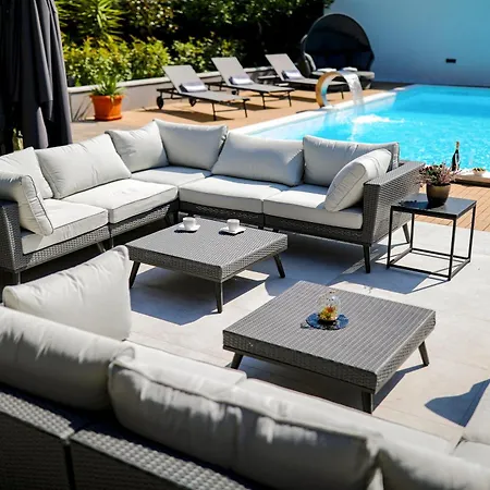 Luxury Experience - With Pool And Parking Garage