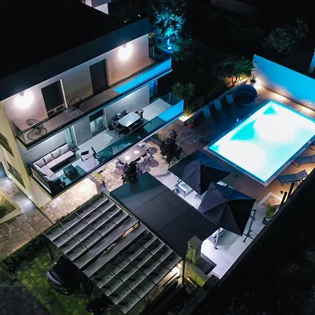 Luxury Experience - With Pool And Parking Garage