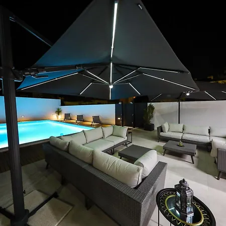 Luxury Experience - With Pool And Parking Garage 4*